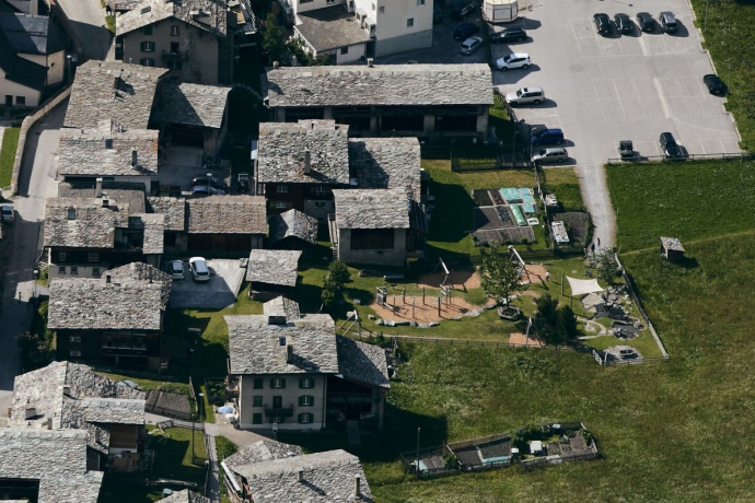 Spielplatz von oben mit Bidem Parkplatz