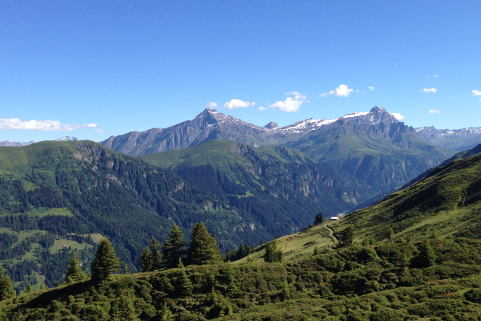 Blick zum Piz Beverin vom Tenner Chrüz