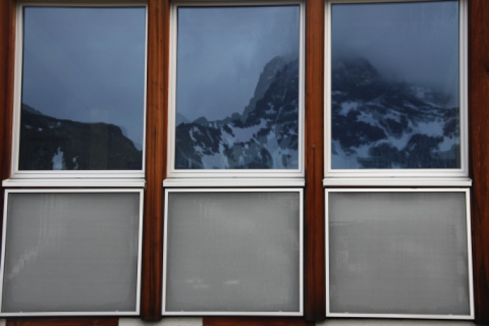 Detailansicht der Südfassade der Kesch-Hütte. Detailansicht der Südfassade der Kesch-Hütte.