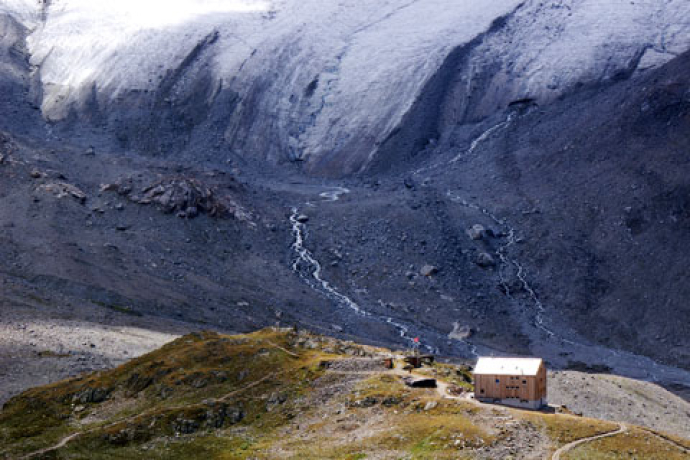La cabane Kesch du SAC, avec le glacier de Porchabella en arrière-plan.