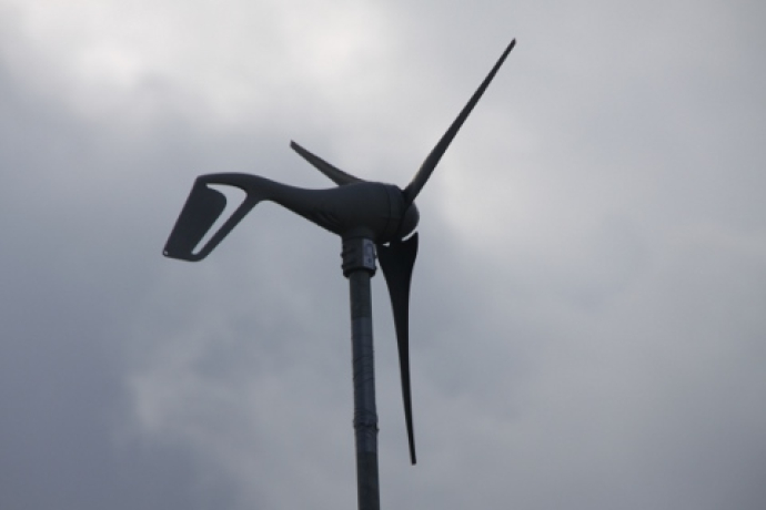 Windrad zur Energeigewinnung für die Kesch-Hütte. Windrad zur Energeigewinnung für die Kesch-Hütte.