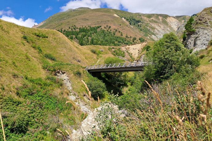 über die Brücke nach Valtgeva