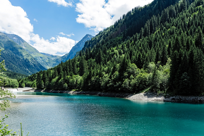 Auf dem Bild sieht man den See in der Val Sumvitg.