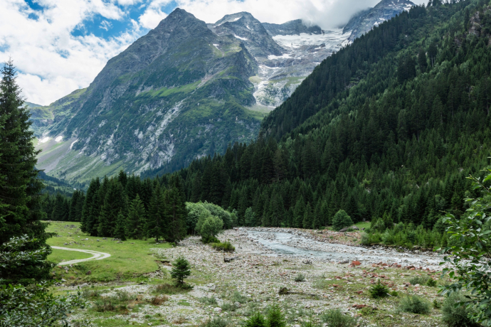 Auf dem Bild sieht man die Berglandschaft der Val Sumvitg