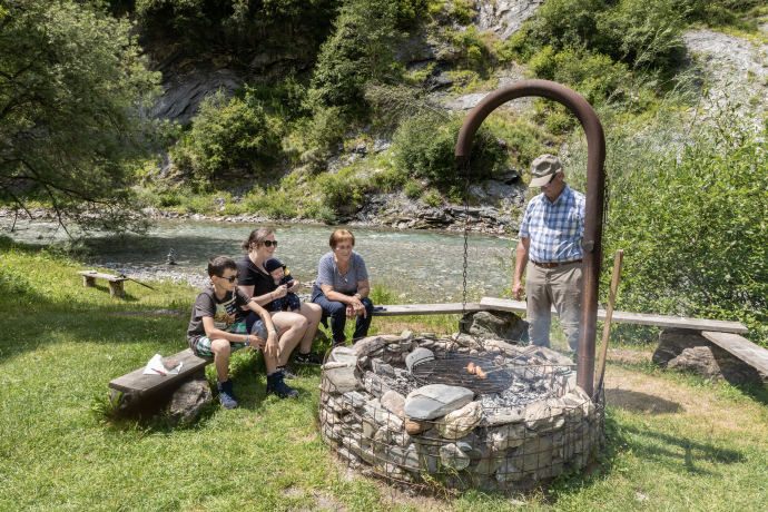 Feuerstelle mit Sitzbänke und Flusssicht Feuerstelle mit Sitzbänke und Flusssicht