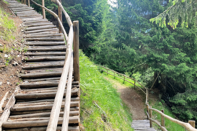 Holztreppe Rundwanderung Crappa Grossa