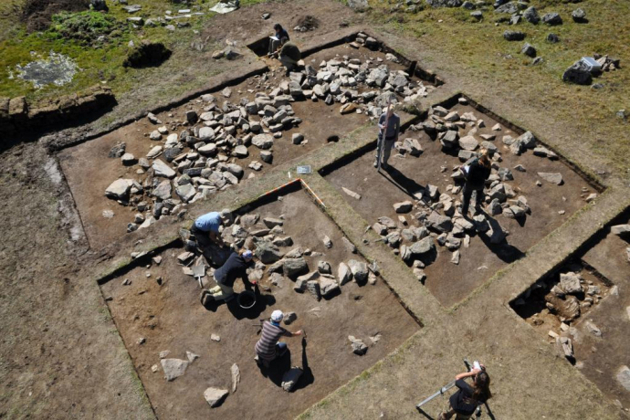 Ausgrabung des Hüttengrundrisses im Fimbertal