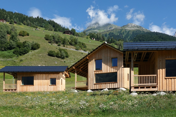 Ferienhäuser Stiva Pintga, Aussenansicht Sommer