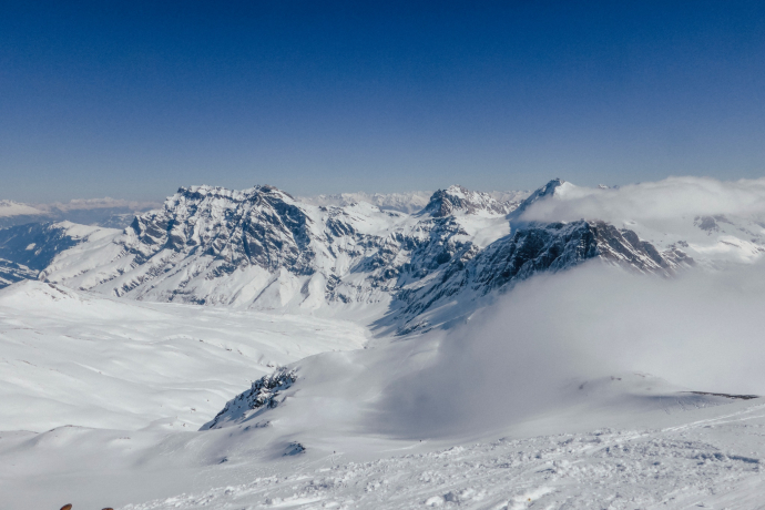 Auf dem Gipfel mit Sicht zu den Aufstiegsspuren