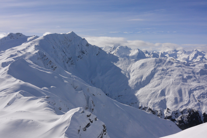 Sicht vom mittleren Teil des Grates auf das hier beschriebenen Ziel
