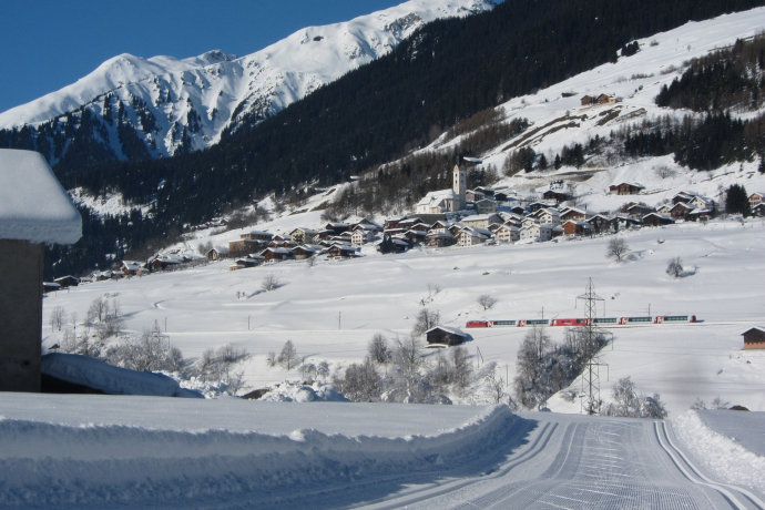 Loipe, RhB und das Dorf Trun