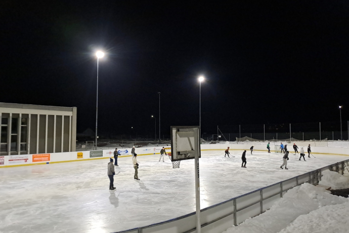 Hockey su ghiaccio di notte sulla pista naturale di Sils i.D.