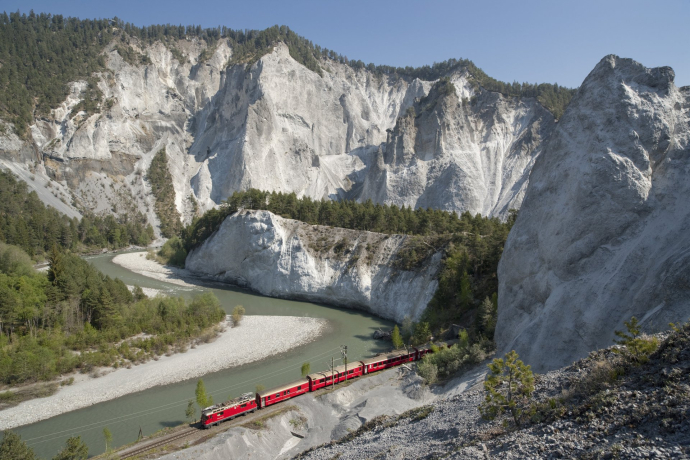 Durch die Rheinschlucht gibt es nur ein Wanderweg und eine Bahnlinie