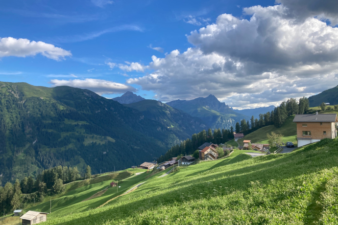 Blick von Ausserberg ins Safiental und zum Piz Beverin