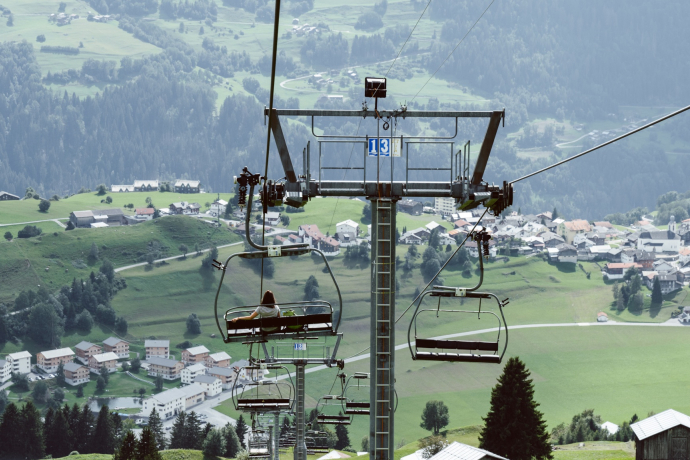 Das Foto zeigt die Vierersesselbahn in Richtung Brigels