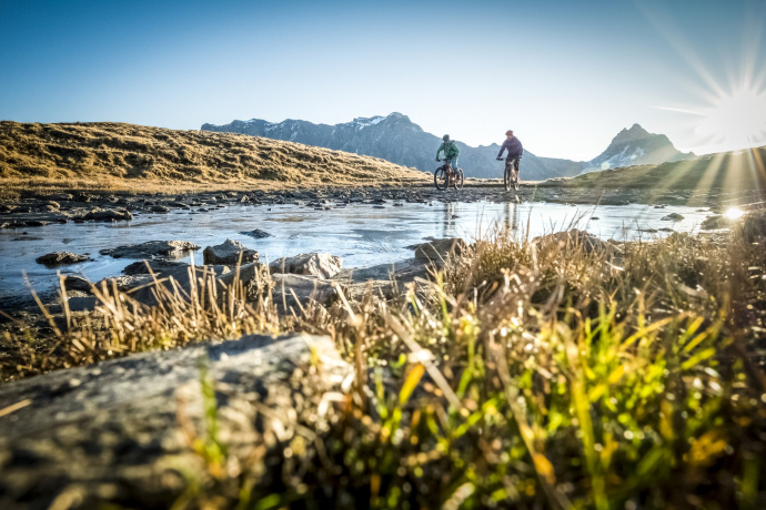 Die letzen Meter vor dem Tomülpass liegen noch vor dir.