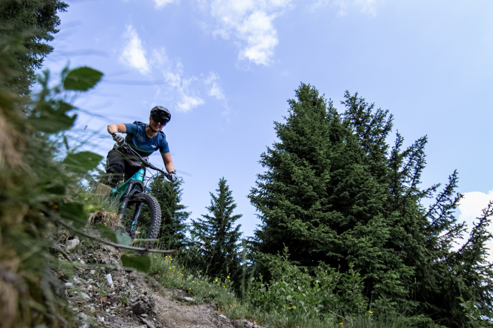 Biker auf dem Singletrail