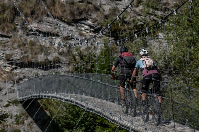 Die Hängebrücke nach dem Uphill-Trail "222 Nino Schurter Bike"