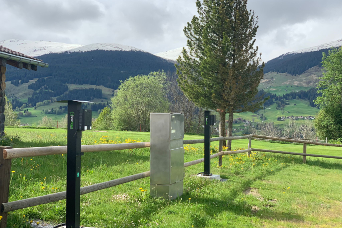 zwei Autoladestationen bei Tschuppina in Brigels