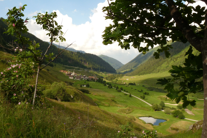 Blick auf Selva mit Golfplatz