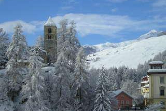 La tua vista con vista libera sulla vecchia chiesa di San Peder e sulla stazione sciistica di Motta Naluns