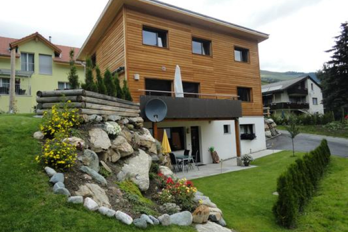 Ansicht Haus mit Gartensitzplatz FeWo