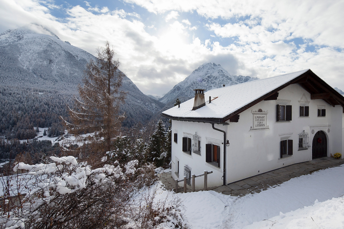 Die Chasa Diala, ein Engadinerhaus in Hanglage mit herrlichem Blick nach Süden in die Berge.