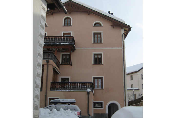 Die Chasa Mikesch von der Straße aus gesehen