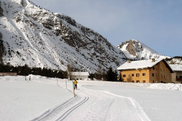 Loipe durch das Val Müstair mit Chasa Müfaits im Hintergrund