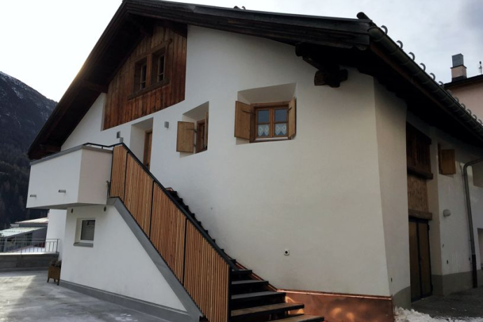 Haus mit Treppenaufgang zur Wohnung