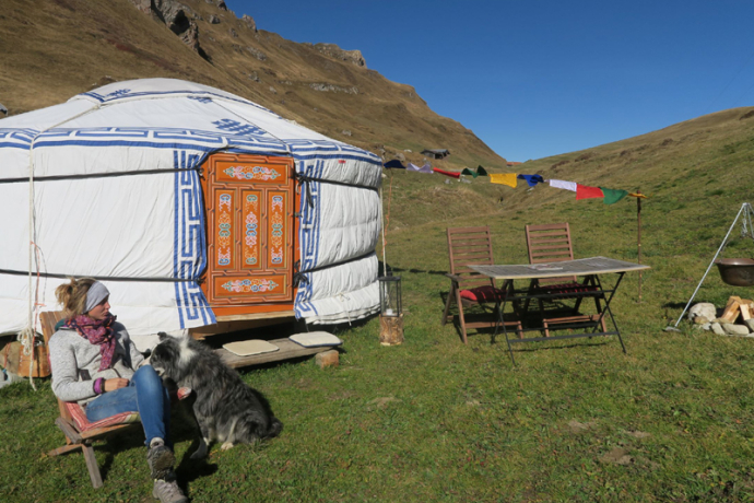 Mountain pasture Mongolian yurt Heinz (tom_tds00020012231251639_image)