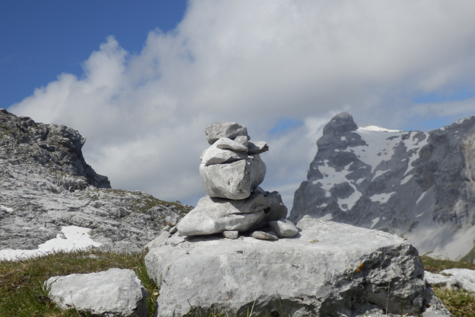 Alpine Tageswanderung hinter dem Mond links (tom_tds00020013184087289_image)