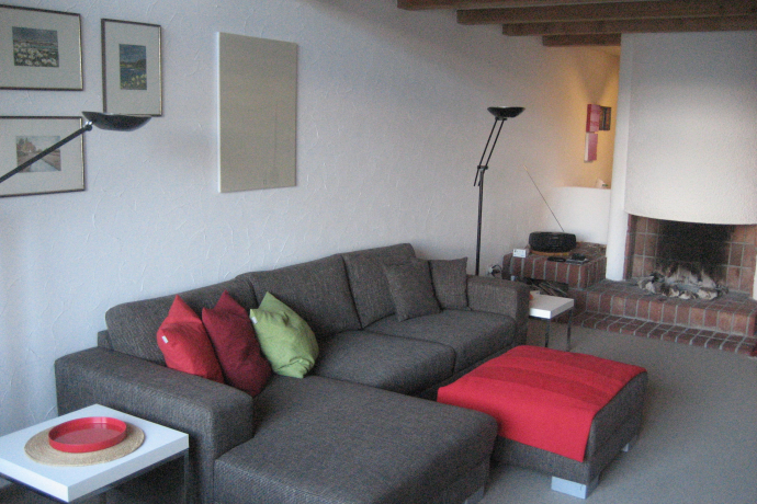 Salon avec cheminée à foyer ouvert