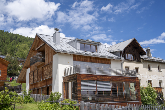 Chasa Flora primo piano dal basso