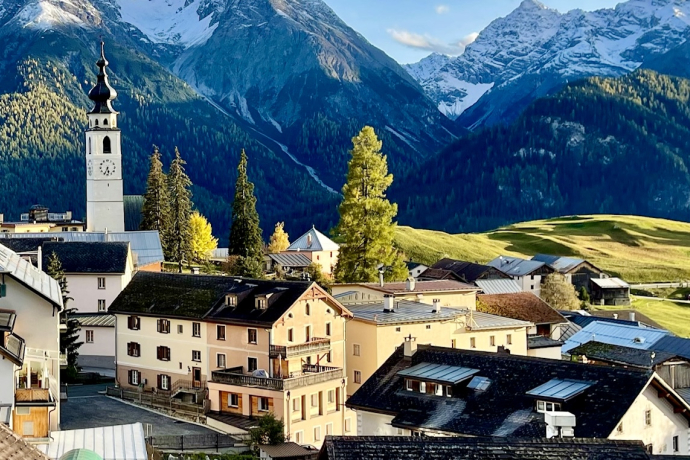 Haus Plaz 117 vor der Kirche