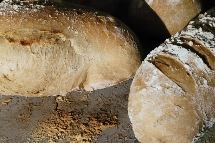 Frisch gebackenes Brot im Ofen