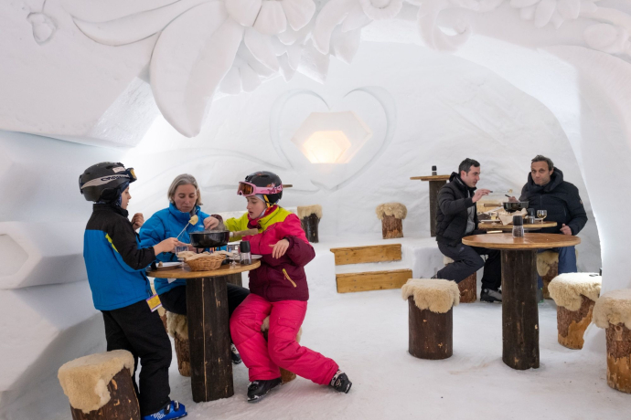 Fondue Deluxe in the Igloo Village in Davos (exp_1b32627)