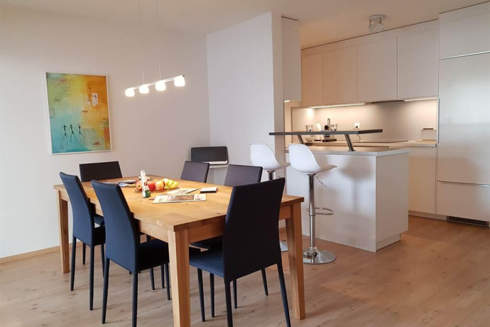 Wohn- und Essraum mit Blick in die offene Küche