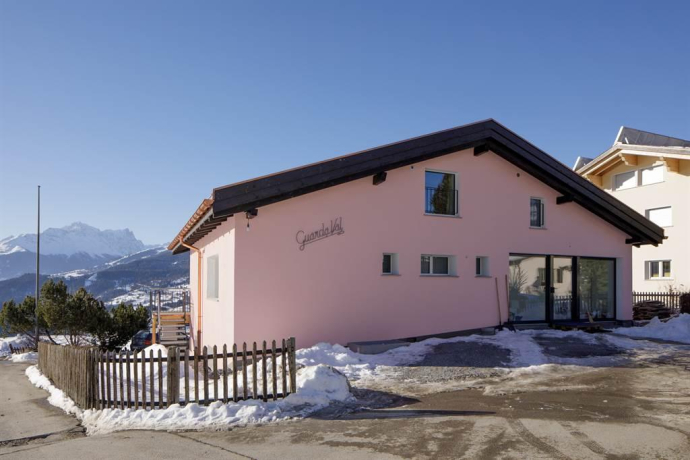 Eingang obere Wohnung und Parkplatz