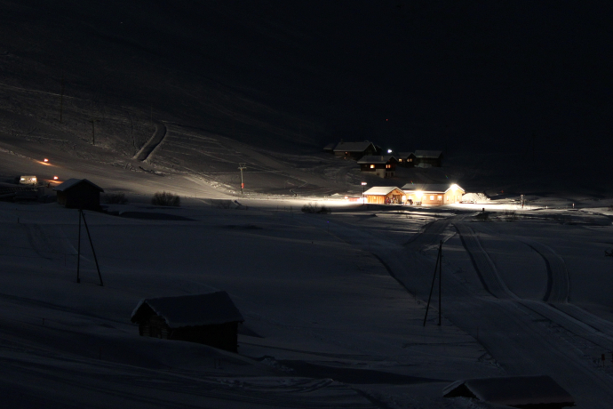 Night skiing and raclette fun (gdl_486210706_image)