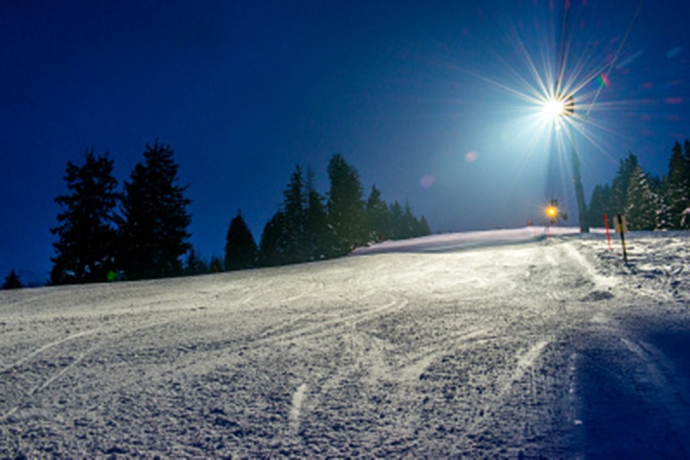 Nachtskifahren und Nachtschlitteln (gdl_650933758_image)