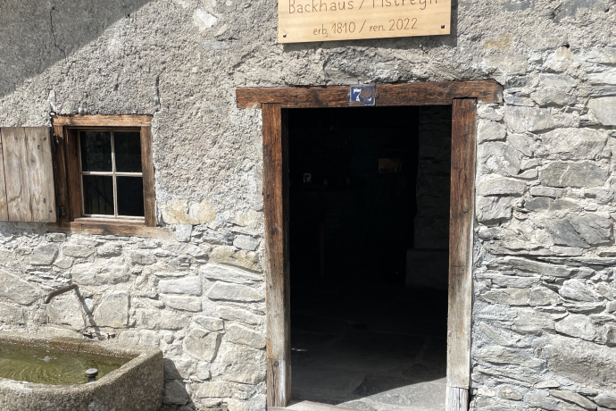 Cuisson du pain au four à bois (gdl_772937941_image)