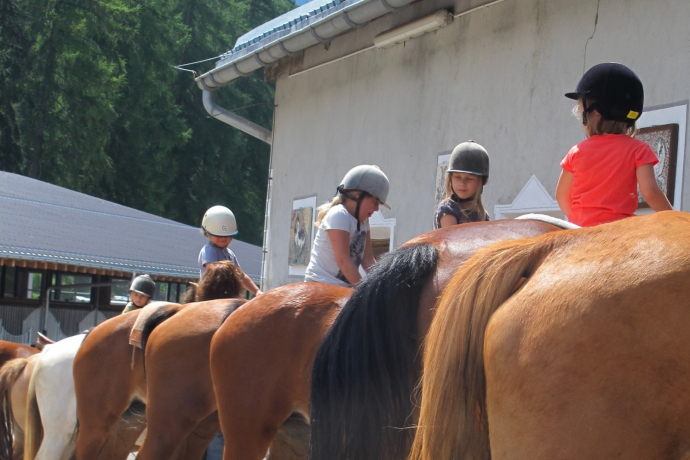 Youth camp horse riding (gdl_810859095_image)