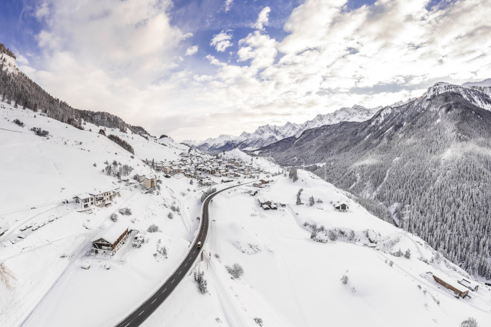 A journey through time - guided tour of the village of Ardez (gdl_833523489_image)