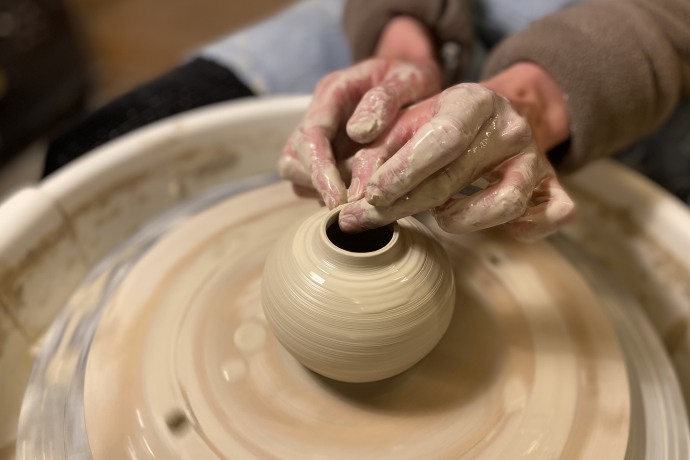 Töpfern: Drehen an der elektrischen Scheibe für Anfänger + Fortgeschrittene. (gdl_859867945_image)