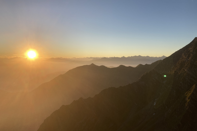 Schweizer Wandernacht - Sonnenaufgang hoch über der Rheinschlucht (gdl_863758721_image)