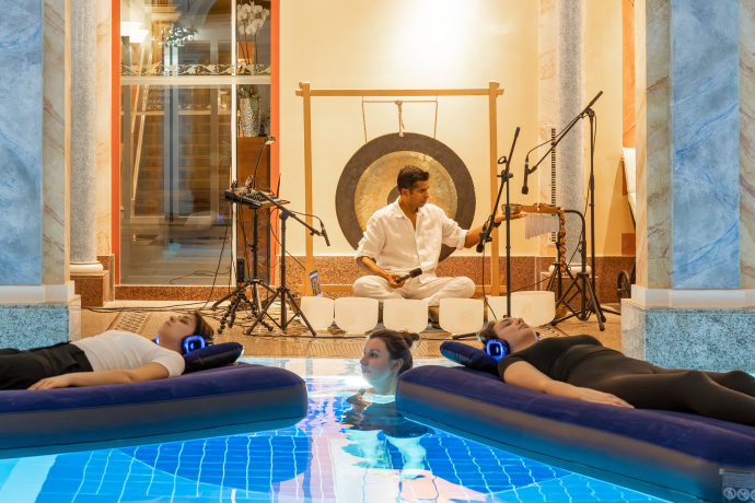 Waves of silence: «Floating» Klangbaden (gdl_866149815_image)