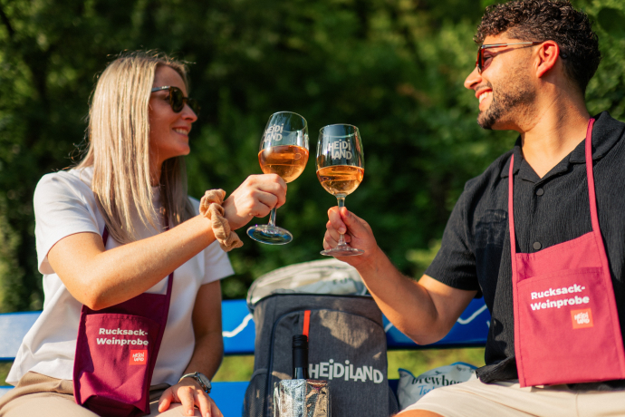 Rucksack-Weinprobe am Walensee (gdl_888228460_image)