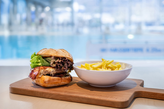 Burger-Plausch im Sportrestaurant (gdl_889140538_image)