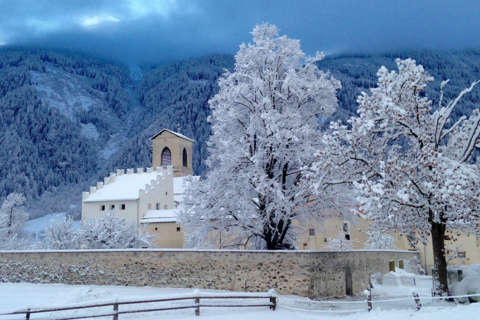 Guided tour of the church and museum at Christmas time (gdl_896942091_image)